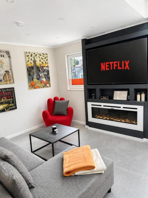 TV and multimedia, Living room, Evening entertainment