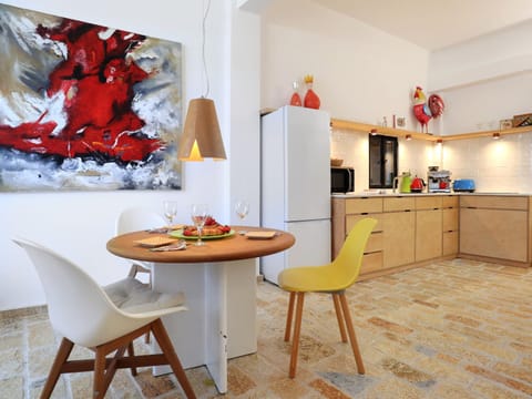 Dining area, kitchen