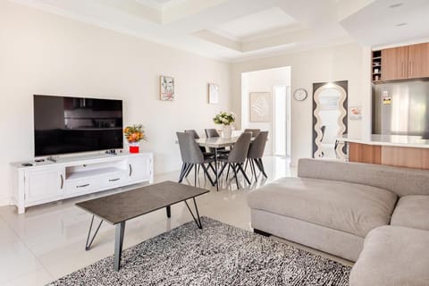Communal lounge/ TV room, TV and multimedia, Kitchen or kitchenette, Living room, Seating area, Dining area, Evening entertainment