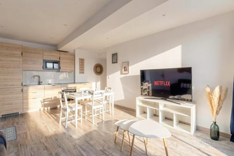 TV and multimedia, Kitchen or kitchenette, Living room, Seating area, Dining area