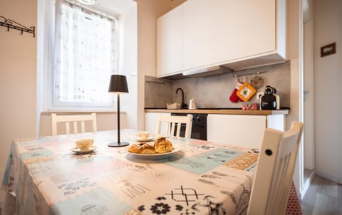 Kitchen or kitchenette, Food and drinks, Dining area, minibar, stove