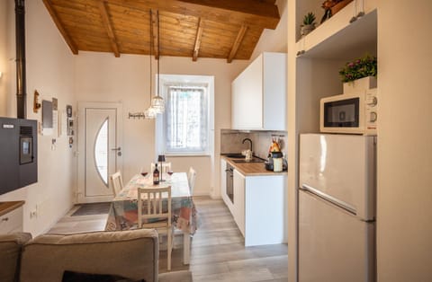 TV and multimedia, Coffee/tea facilities, Kitchen or kitchenette, Food and drinks, Dining area, minibar, oven, stove