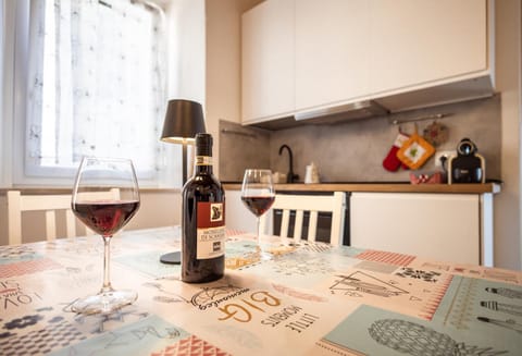 Kitchen or kitchenette, Food and drinks, Dining area