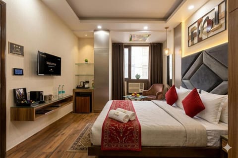 Bed, TV and multimedia, Photo of the whole room, Seating area, Bedroom, towels, air conditioner