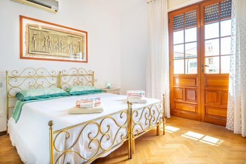 Bed, Bedroom, air conditioner
