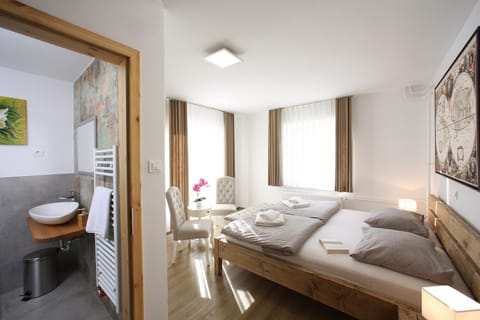 Bed, Bathroom, Photo of the whole room, Bedroom
