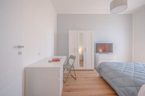 Bed, TV and multimedia, Living room, Photo of the whole room, Seating area, Evening entertainment, Bedroom, internet, wardrobe