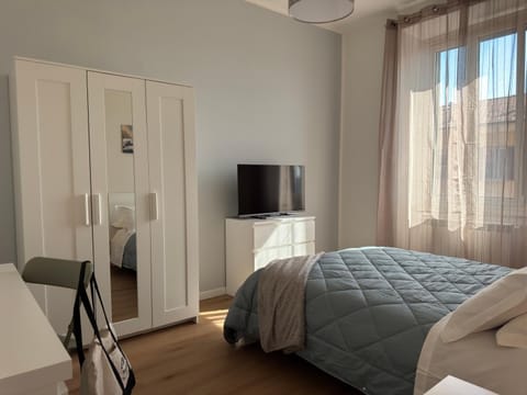 Communal lounge/ TV room, Bed, TV and multimedia, Living room, Photo of the whole room, Seating area, Evening entertainment, Bedroom, wardrobe