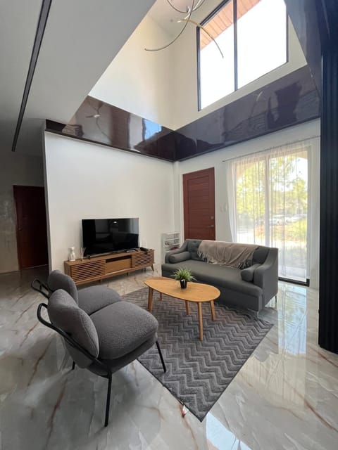 Communal lounge/ TV room, TV and multimedia, Living room, Evening entertainment