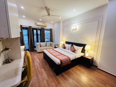 Bed, Photo of the whole room, Seating area, Bedroom