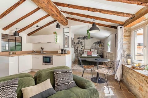 Kitchen or kitchenette, Living room, Seating area, Dining area