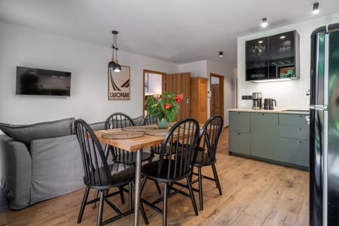 TV and multimedia, Kitchen or kitchenette, Living room, Seating area