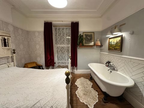 Bed, Photo of the whole room, Bedroom, Bath