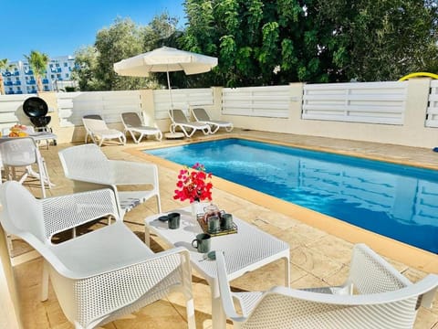 Swimming pool, sunbed