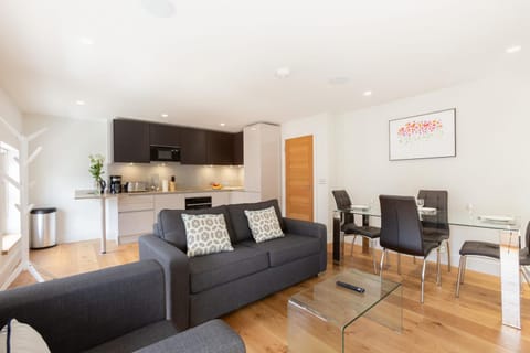 Communal lounge/ TV room, TV and multimedia, Kitchen or kitchenette, Living room, Seating area, Dining area