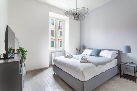 Bed, TV and multimedia, Photo of the whole room, Bedroom