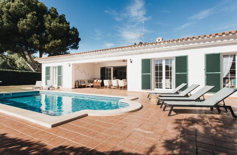 Property building, Patio, Off site, Day, Summer, Garden, Swimming pool, sunbed