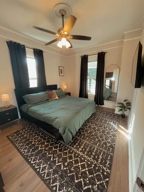 Bed, TV and multimedia, Bedroom
