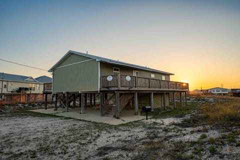 Property building, Facade/entrance, Day, Neighbourhood, Natural landscape, Balcony/Terrace, Sunset