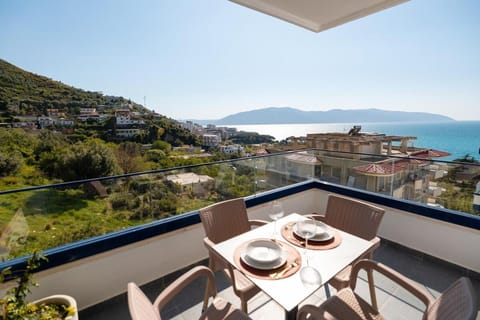 Natural landscape, View (from property/room), Balcony/Terrace, Dining area, Sea view