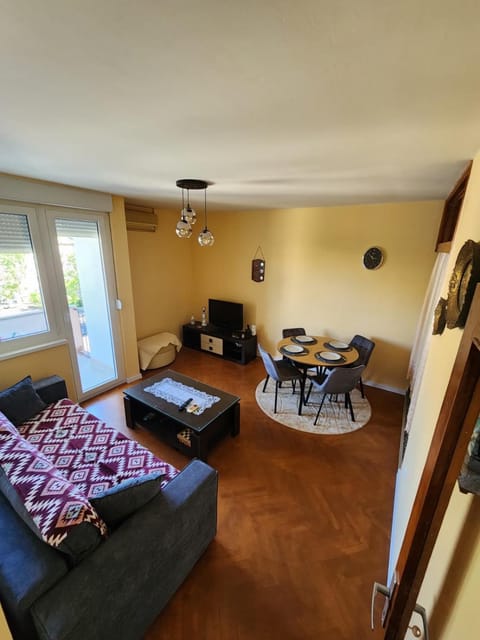 Communal lounge/ TV room, Bed, Living room, Photo of the whole room, Seating area, Dining area