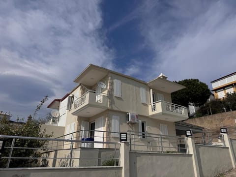 Property building, Day, Balcony/Terrace