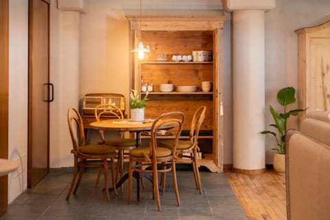 Coffee/tea facilities, Kitchen or kitchenette, Living room, Seating area, Dining area