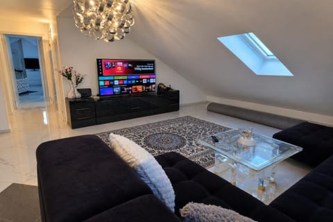 Communal lounge/ TV room, TV and multimedia, Living room, Seating area, Dining area, Evening entertainment