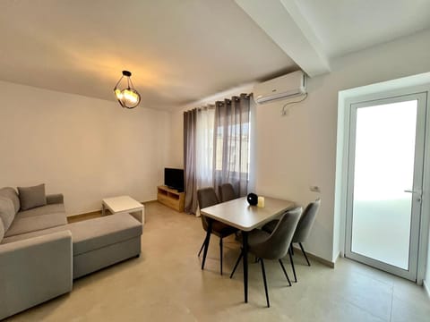TV and multimedia, Living room, Seating area, Dining area