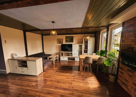 TV and multimedia, Living room, Seating area, Evening entertainment