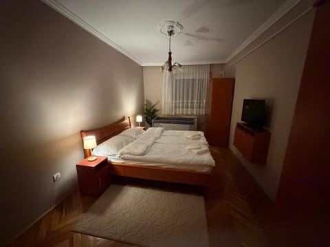 Bed, TV and multimedia, Bedroom