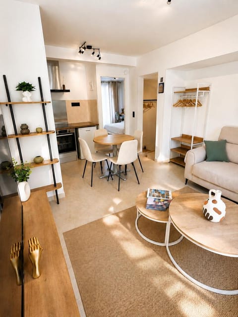Communal lounge/ TV room, View (from property/room), Living room, Seating area, Meals, Breakfast, Dinner, children, Family, furniture, heating, internet, storage, stove, kitchen