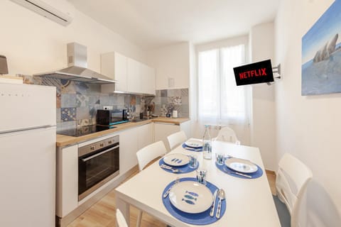 TV and multimedia, Kitchen or kitchenette, Living room, Lunch, kitchen