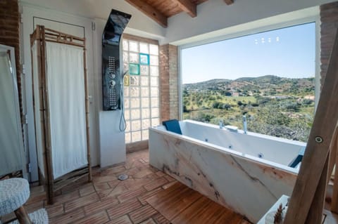 Natural landscape, Hot Spring Bath, Hot Spring Bath, Hot Tub, Bathroom, Spa and wellness centre/facilities, Mountain view, Bath