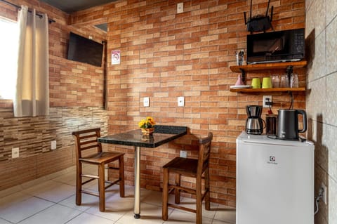 Coffee/tea facilities, Kitchen or kitchenette, Dining area, minibar, stove, toaster