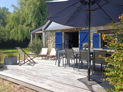 Property building, Patio, Spring, Day, Garden, Garden, Dining area, Garden view, sunbed