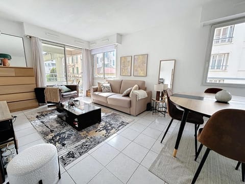 Living room, Seating area, internet