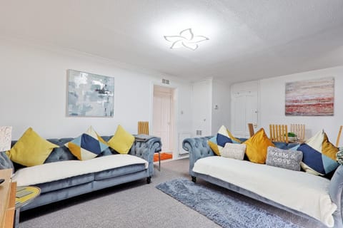 Living room, Photo of the whole room, Decorative detail, Seating area, Dining area, heating
