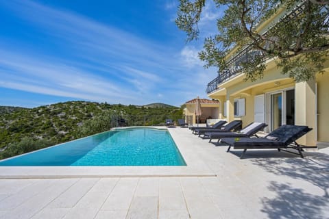 Property building, Mountain view, Pool view, Swimming pool, sunbed