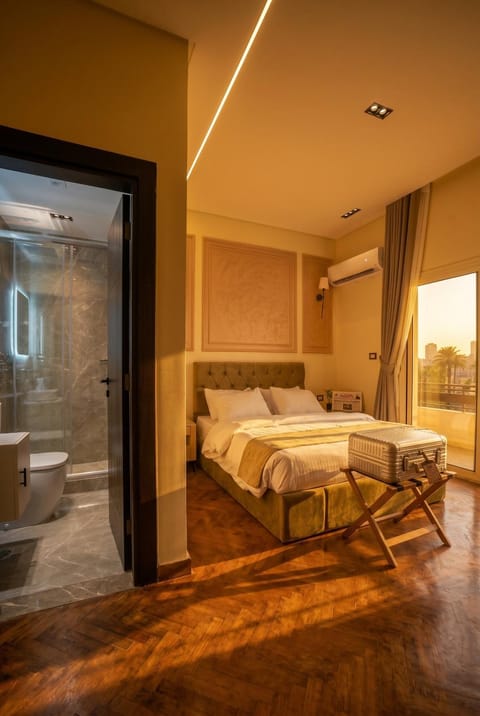 Bed, Bathroom, Photo of the whole room, Bedroom, Bath, towels