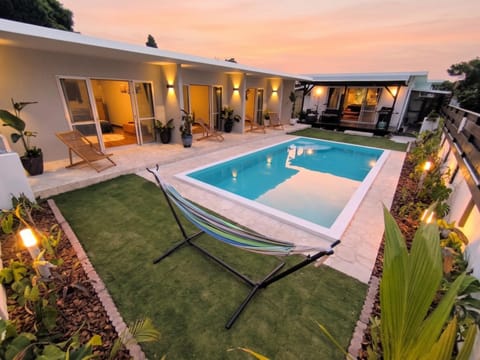 Property building, Patio, Garden, Garden, Garden view, Pool view, Swimming pool, Swimming pool, sunbed