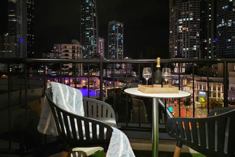 View (from property/room), Balcony/Terrace, City view, Sea view