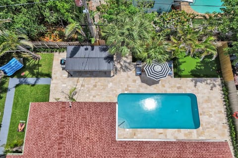 Property building, Patio, Day, Bird's eye view, Pool view, Swimming pool, Swimming pool, sunbed
