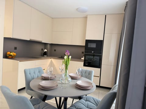 Kitchen or kitchenette, Living room, Seating area, Dining area, stove