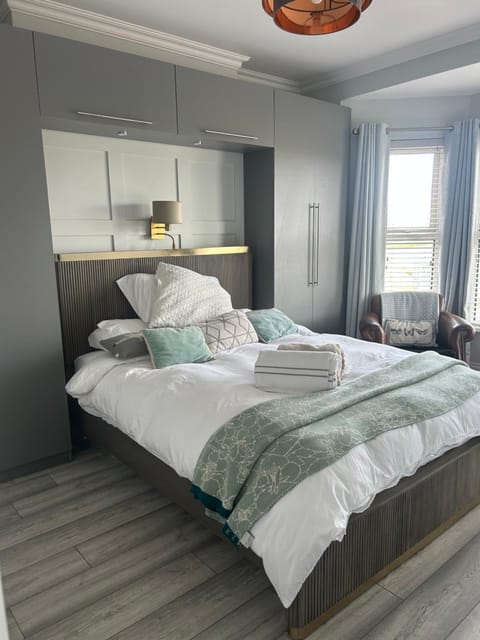 Bed, TV and multimedia, Photo of the whole room, Bedroom, cot, towels