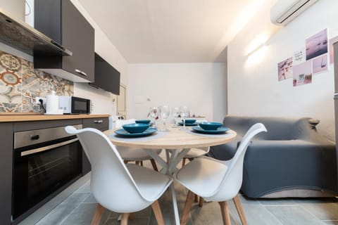 Kitchen or kitchenette, Dining area, stove