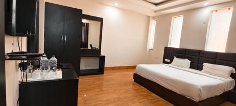 Bed, TV and multimedia, Photo of the whole room, Bedroom, wardrobe