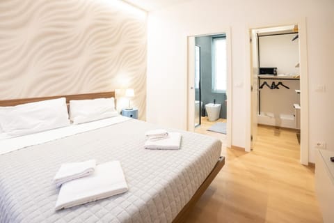 Bed, Bathroom, TV and multimedia, Photo of the whole room, Bedroom, furniture, safe, towels, wardrobe