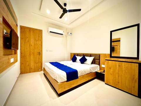 Bed, TV and multimedia, Photo of the whole room, Bedroom, wardrobe, air conditioner