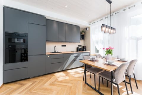 Coffee/tea facilities, Kitchen or kitchenette, dishwasher, oven, stove, toaster
